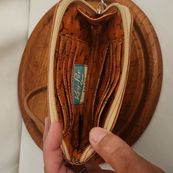 FOSSIL Key Per Wrislet with Birdcage pattern - Picture 4 of 4